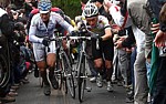 Einige Fahrer m�ssen vom Rad steigen w�hrend der f�nften Etappe der Baskenland-rundfahrt 2008